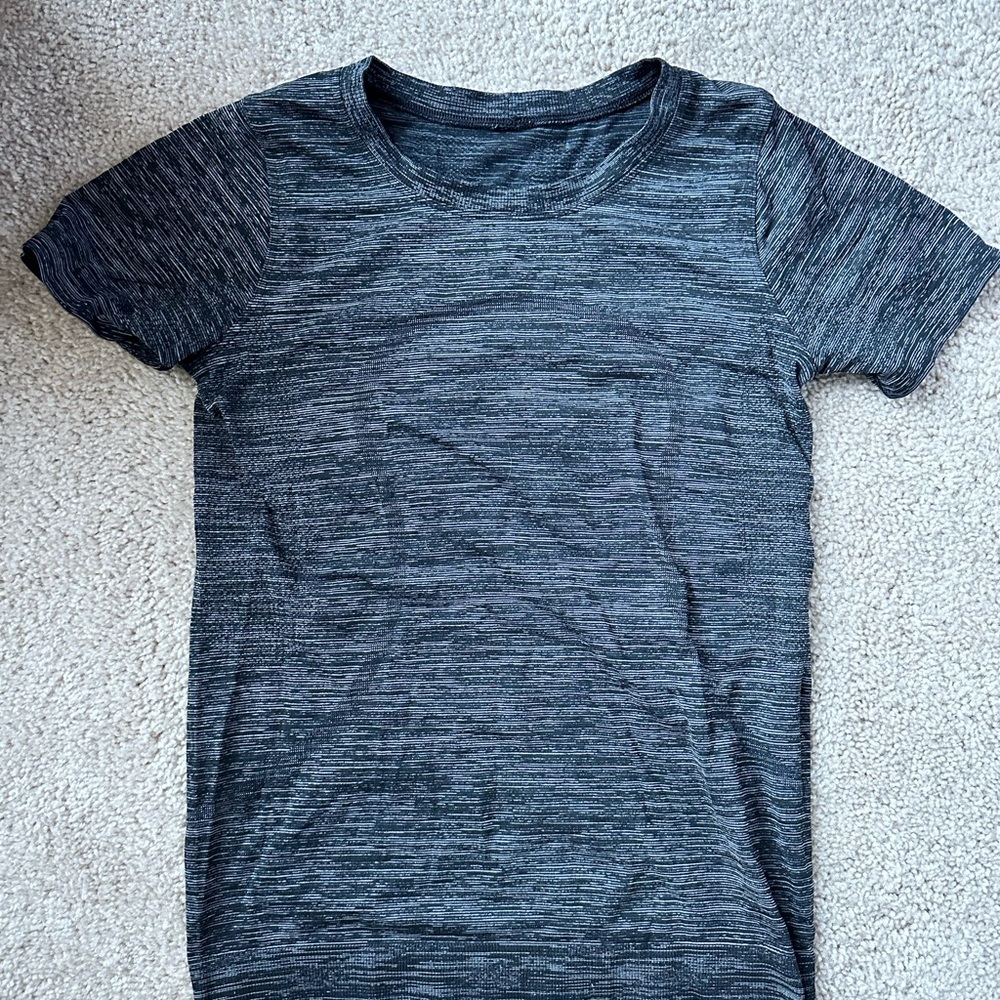 Women’s Lulu Lemon Swiftly tech short sleeve